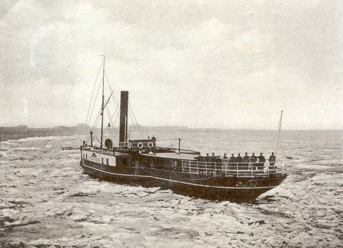 ss Groningen bij Stavoren in het ijs